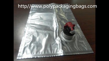 La borsa riutilizzabile del di alluminio sta sul sacchetto con il becco per il supporto del vino sulle borse della BUSBANA FRANCESE con la spina