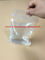 La chiara acqua potabile di plastica sta sul sacchetto con rotocalcografia di colori del becco 1-10