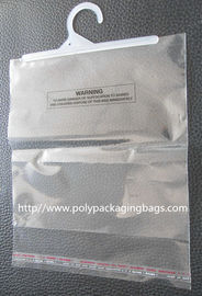 Il logo bianco ha stampato le borse di plastica del regalo con le maniglie/rinforzo del fondo