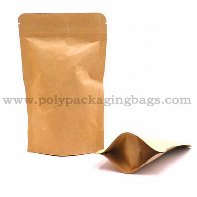 Il caffè biodegradabile sta sul sacchetto di carta kraft con il rinforzo inferiore