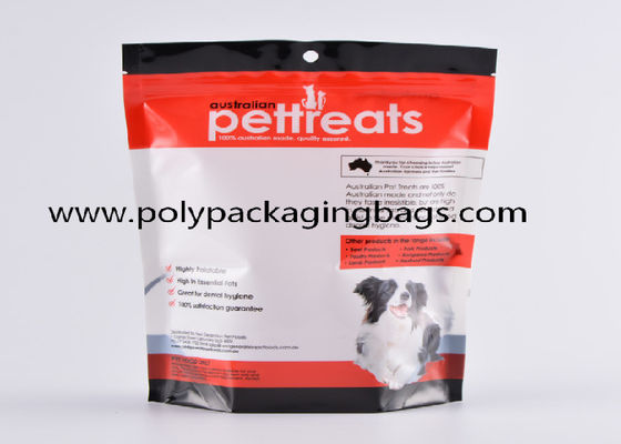 La rotocalcografia sta sul sacchetto risigillabile che imballa per l'alimentazione dell'animale domestico