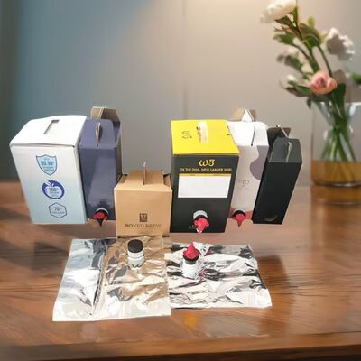 Contenitore in plastica per sacca in scatola con superficie testurizzata e beccuccio, adatto per applicazioni di confezionamento di liquidi per uso alimentare