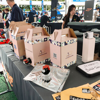 Contenitore in plastica per sacca in scatola con superficie testurizzata e beccuccio, adatto per applicazioni di confezionamento di liquidi per uso alimentare