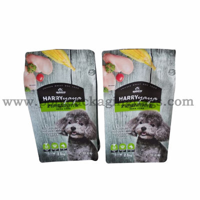 La chiusura lampo sta sulla borsa del foglio di alluminio per il tè del sale della polvere